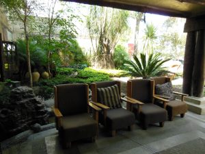 メキシコカフェのソファーと庭